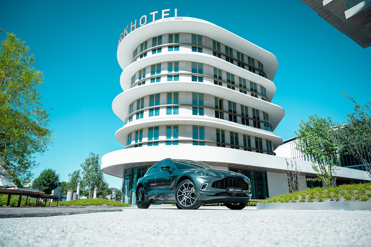 Voiture de luxe devant un h&ocirc;tel