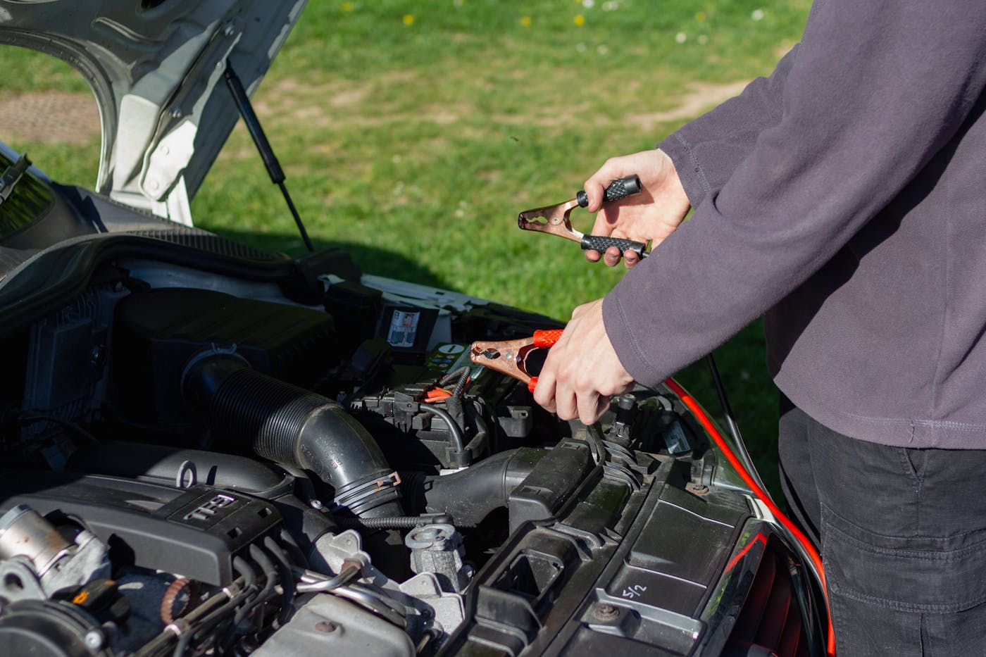 Technicien effectuant une assistance automobile